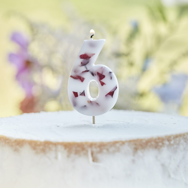 Verjaardagskaars taart cijfer 6 met rozenblaadjes