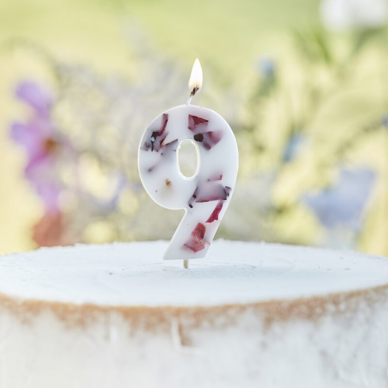 Verjaardagskaars taart cijfer 9 met rozenblaadjes